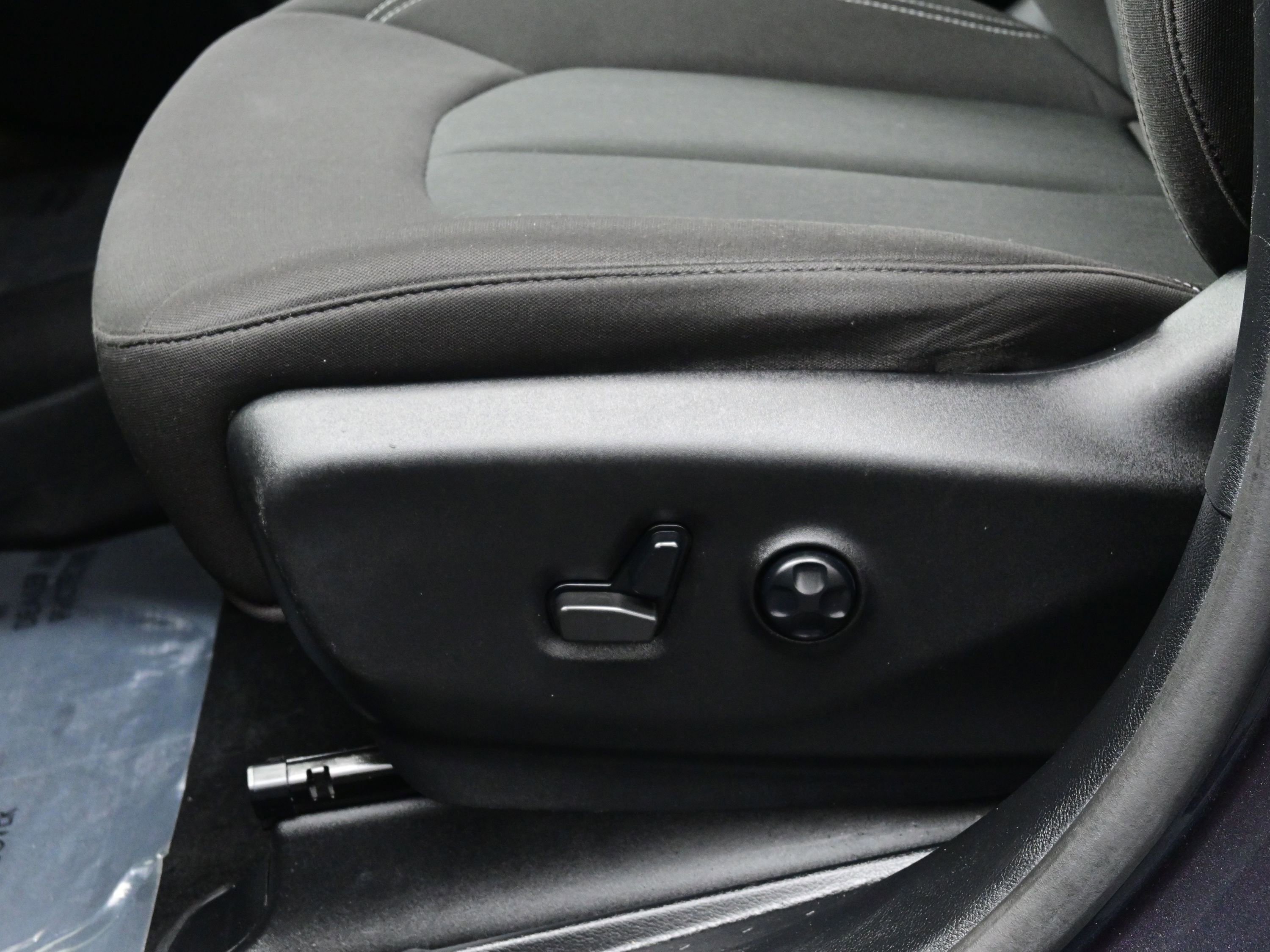 Used 2021 Chrysler Pacifica Touring w/ Uconnect Theater Family Group image 11