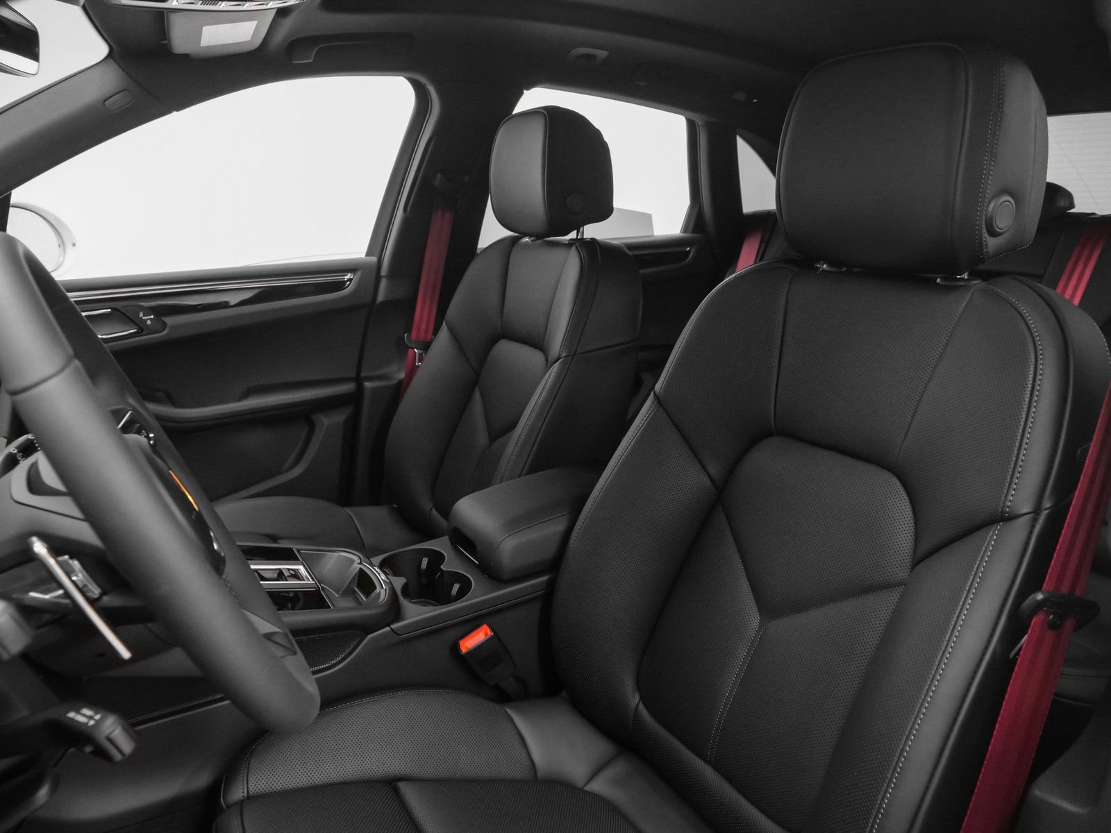 Certified 2025 Porsche Macan AWD/4WD image 5