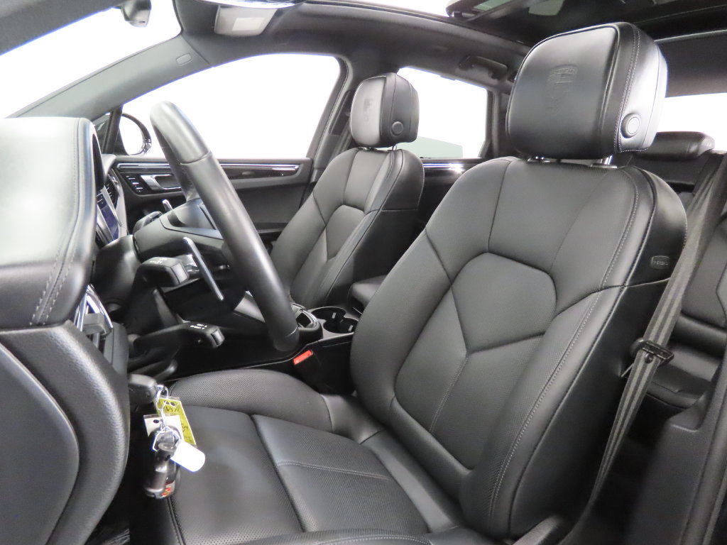 Certified 2026 Porsche Macan AWD/4WD image 5