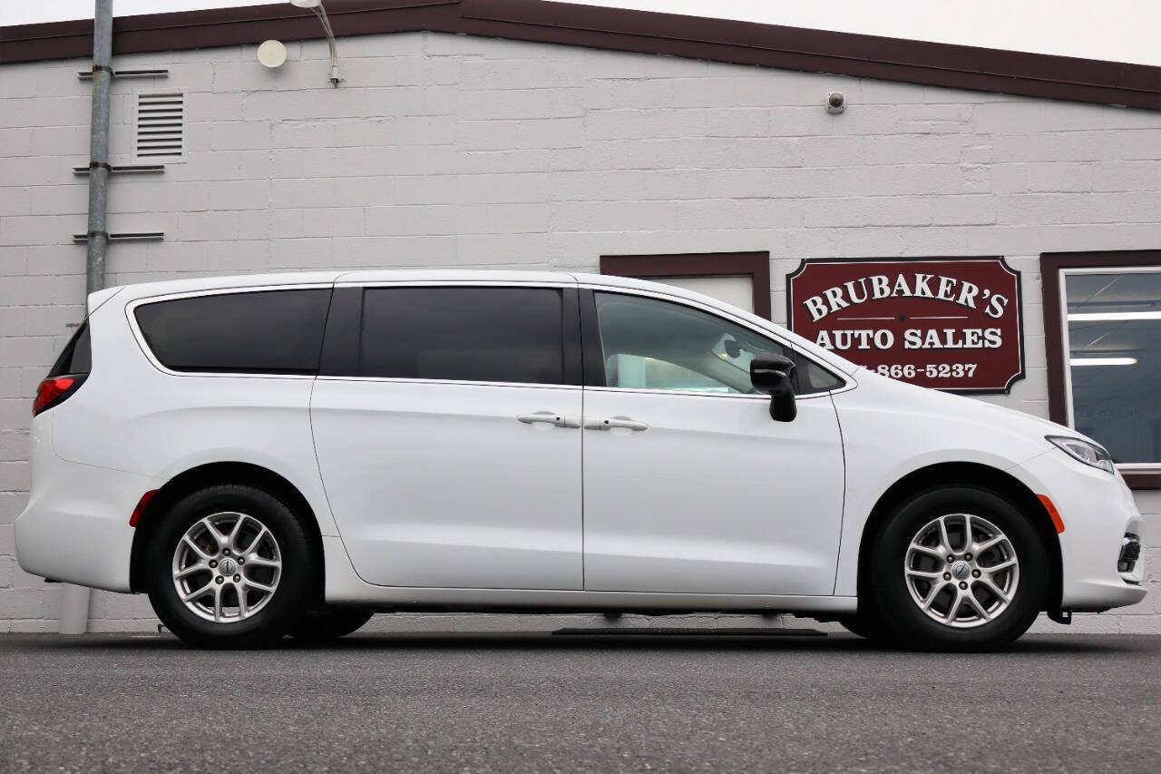 Used 2024 Chrysler Pacifica Touring-L FWD image 7