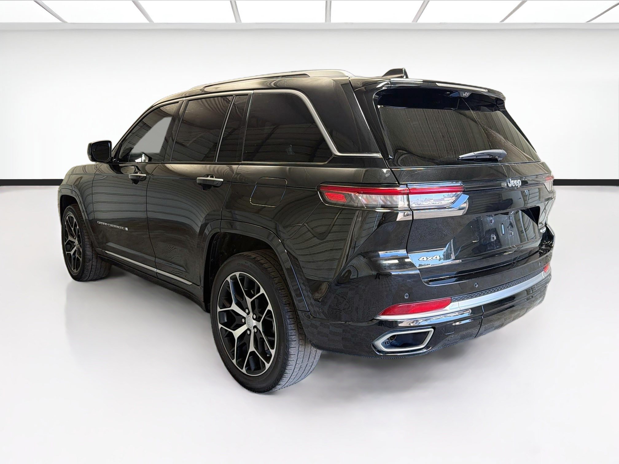 Used 2022 Jeep Grand Cherokee Summit AWD/4WD image 6