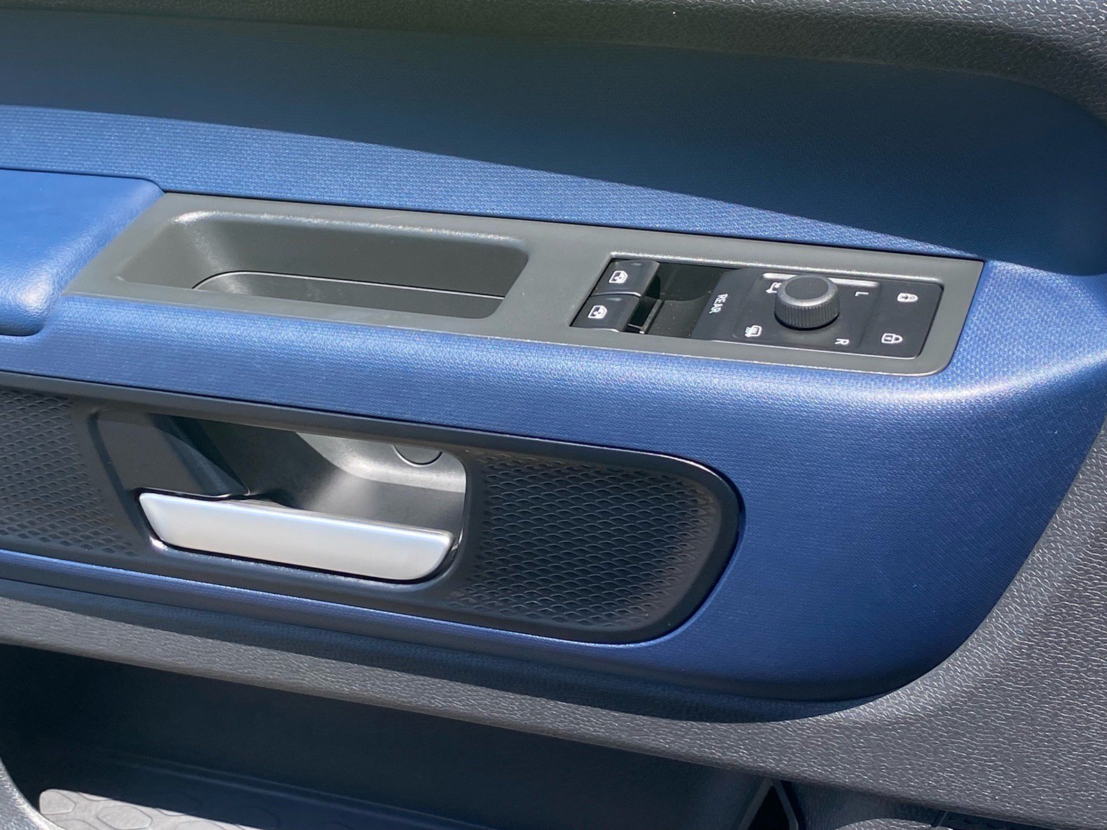 Certified 2025 Volkswagen ID. Buzz Pro S RWD image 16