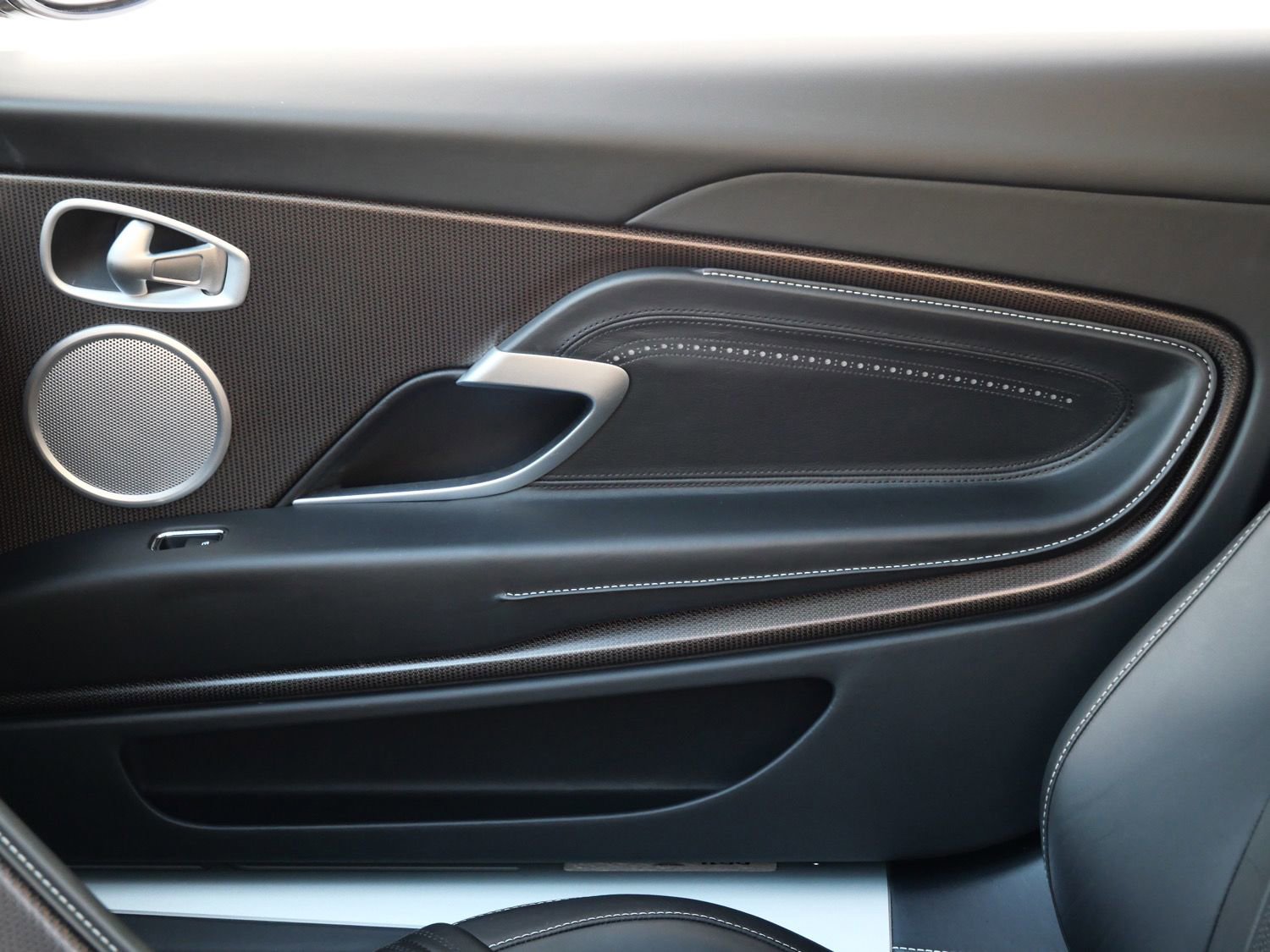 Used 2018 Aston Martin DB11 V12 image 19