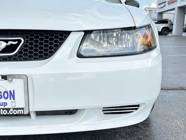 Used 2003 Ford Mustang Convertible RWD image 3