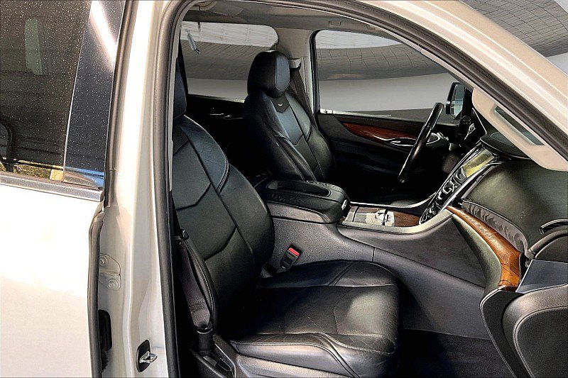 Used 2016 Cadillac Escalade Luxury AWD/4WD image 6