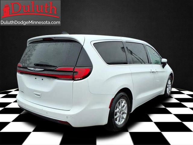 Used 2023 Chrysler Pacifica Touring-L FWD image 5