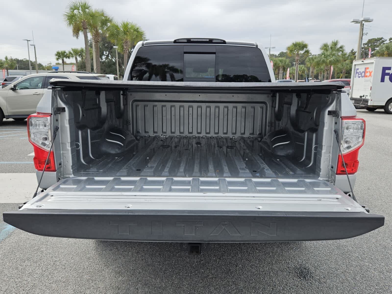 Used 2018 Nissan Titan SV w/ SV Convenience Package RWD image 6