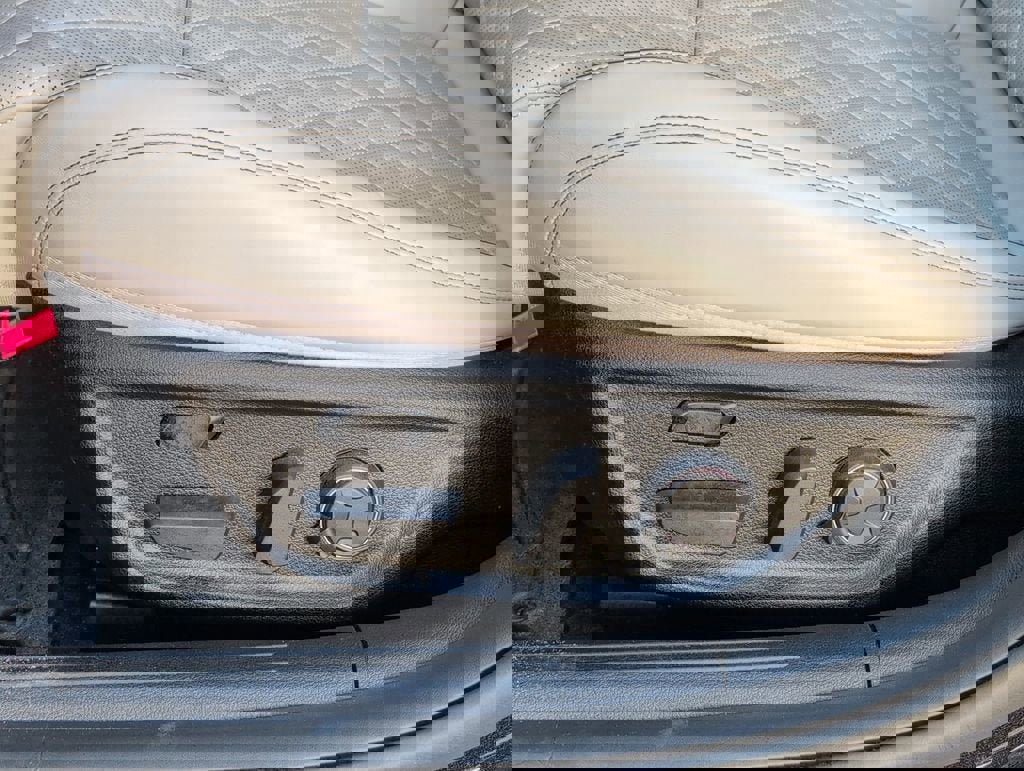 Used 2022 Genesis G70 3.3T image 14