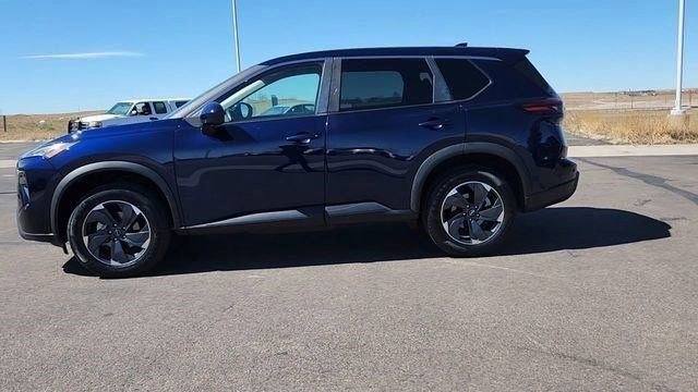 Used 2025 Nissan Rogue SV image 2