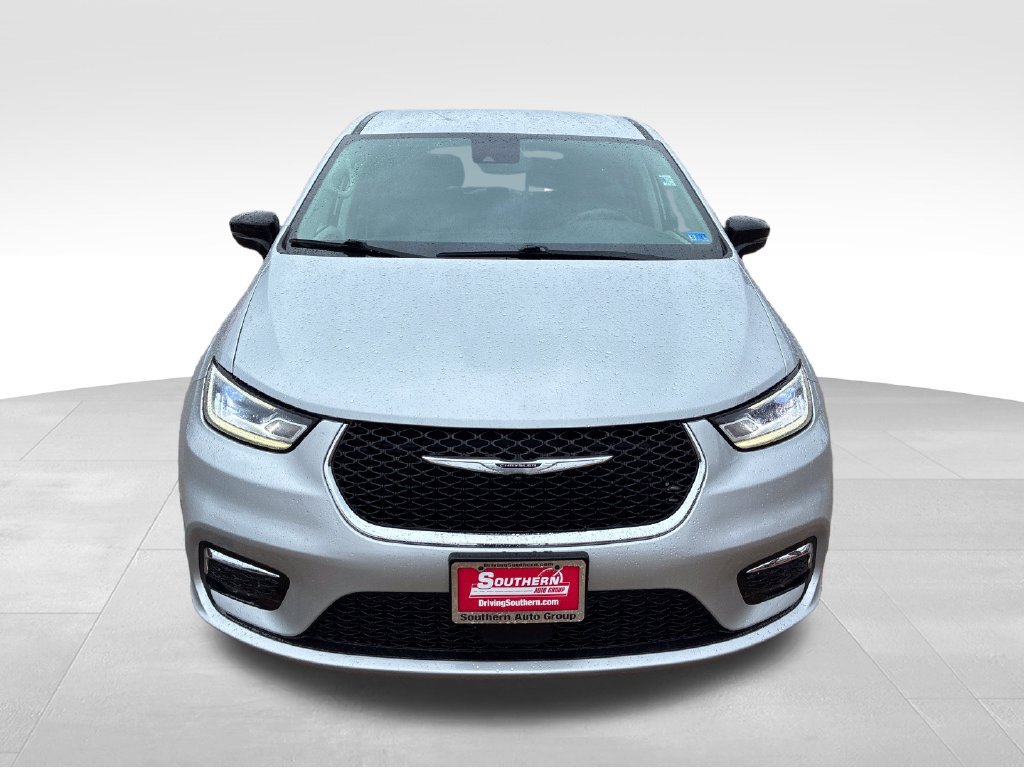 Used 2024 Chrysler Pacifica Touring-L FWD image 9
