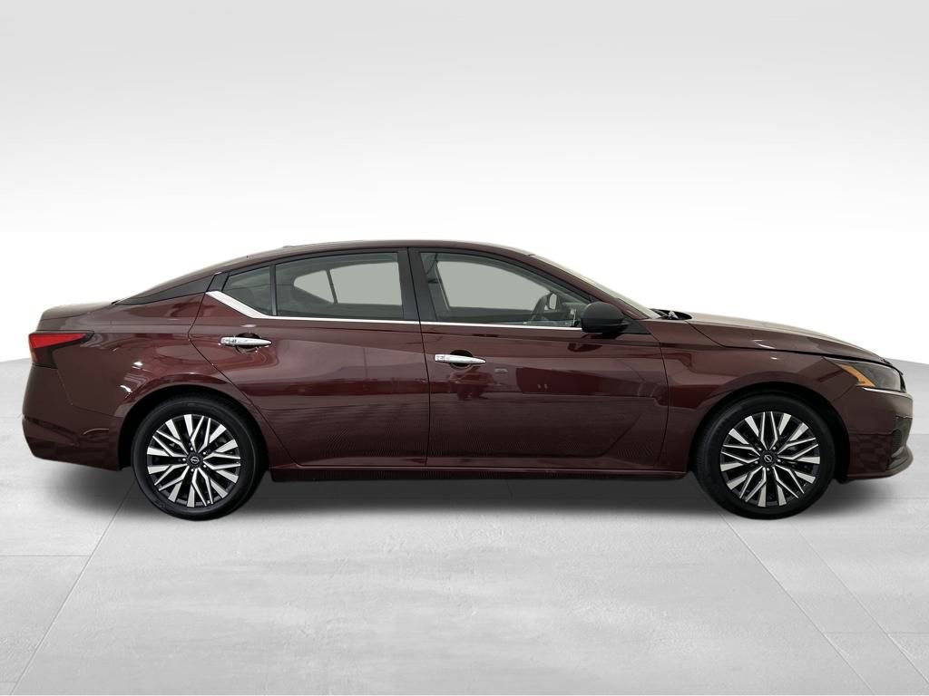 Used 2024 Nissan Altima 2.5 SV image 7