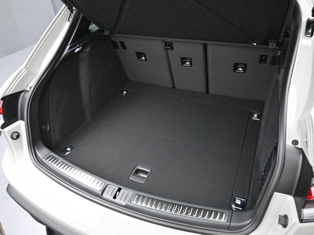 Certified 2026 Porsche Macan AWD/4WD image 32