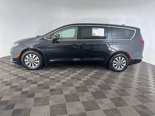Used 2022 Chrysler Pacifica Touring-L w/ Uconnect Theater Family Group image 8