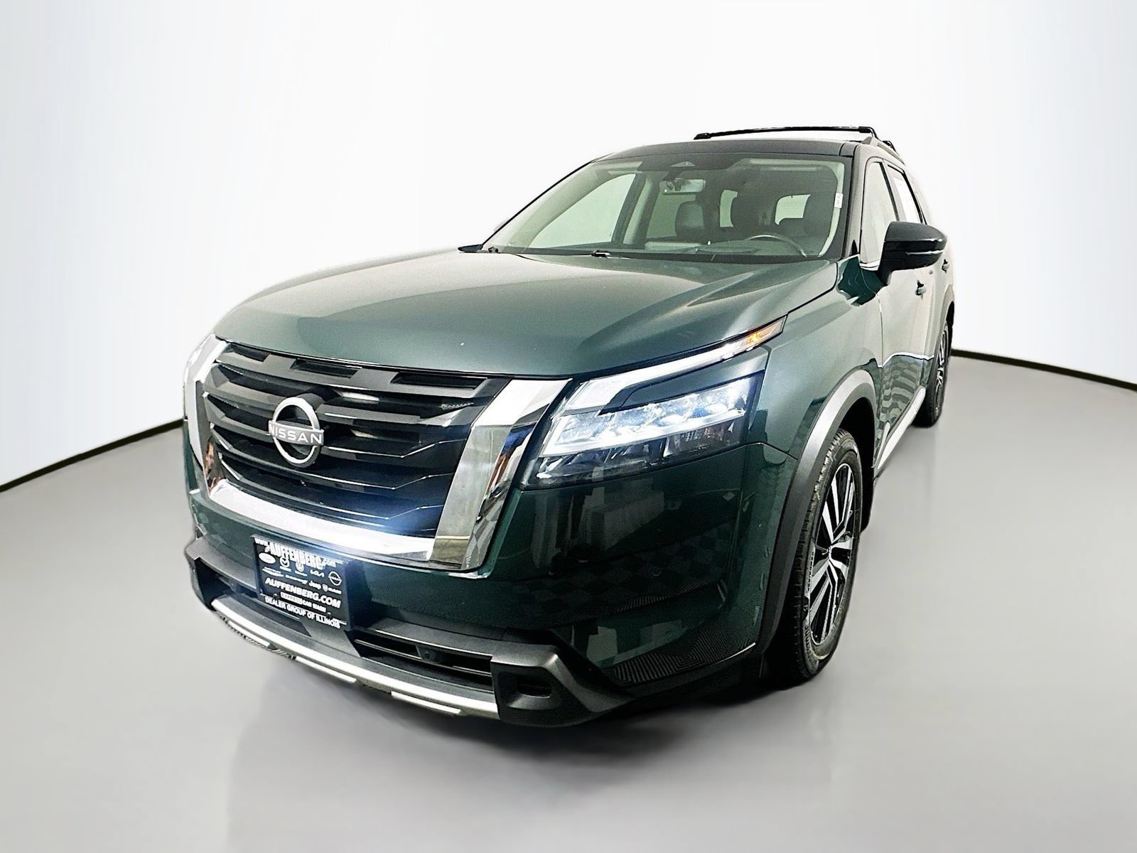 Used 2023 Nissan Pathfinder Platinum w/ Cargo Package AWD/4WD image 3