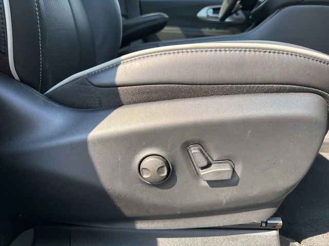 Used 2026 Chrysler Pacifica Limited FWD image 32