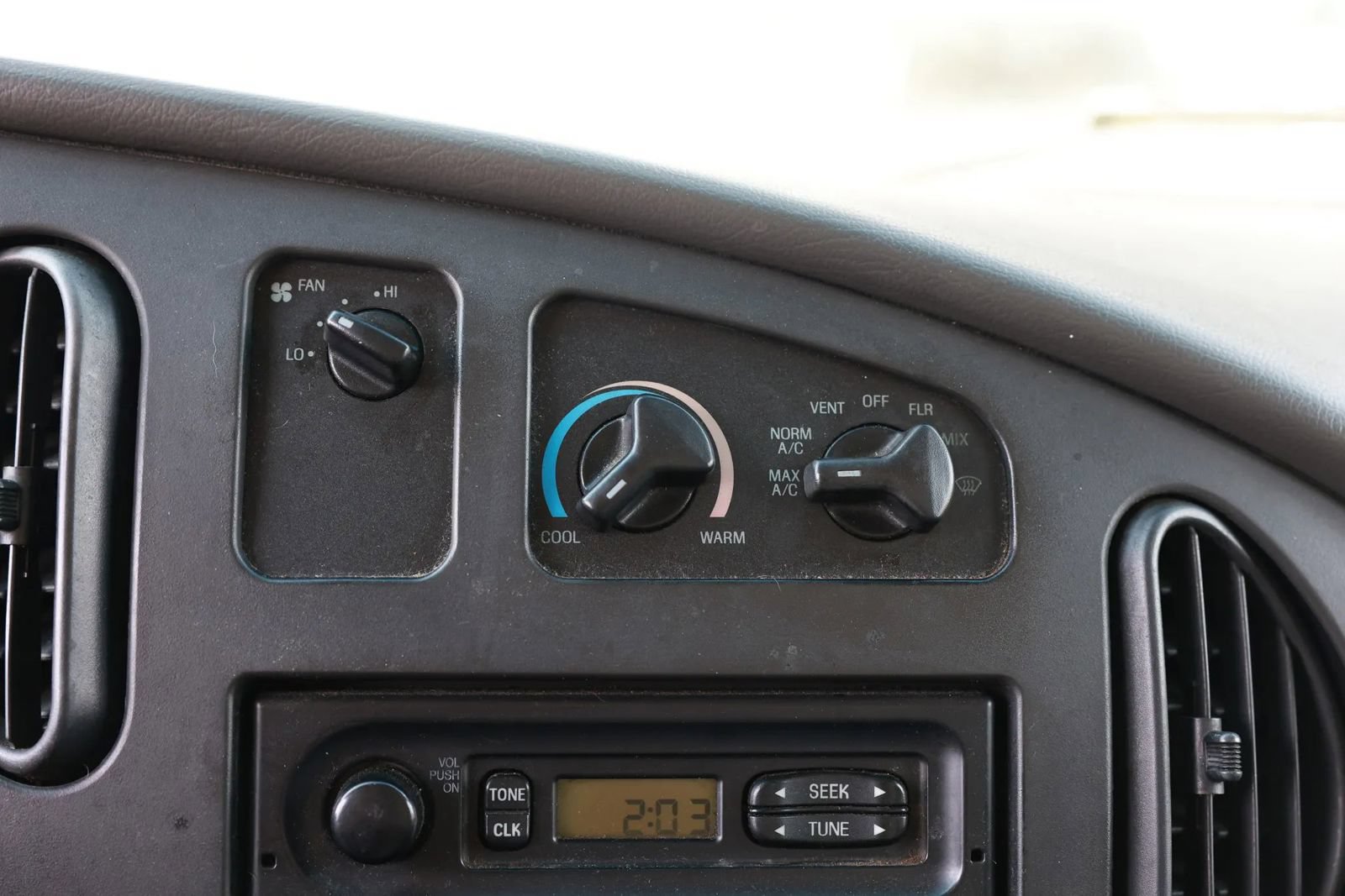 Used 2005 Ford E-350 and Econoline 350 Super Duty RWD image 29