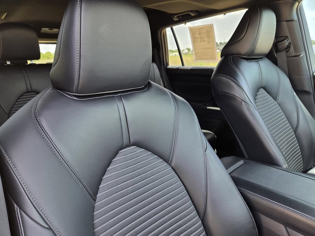 Used 2022 Toyota Highlander XSE FWD image 34