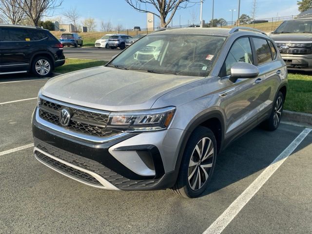 Used 2023 Volkswagen Taos SE image 2
