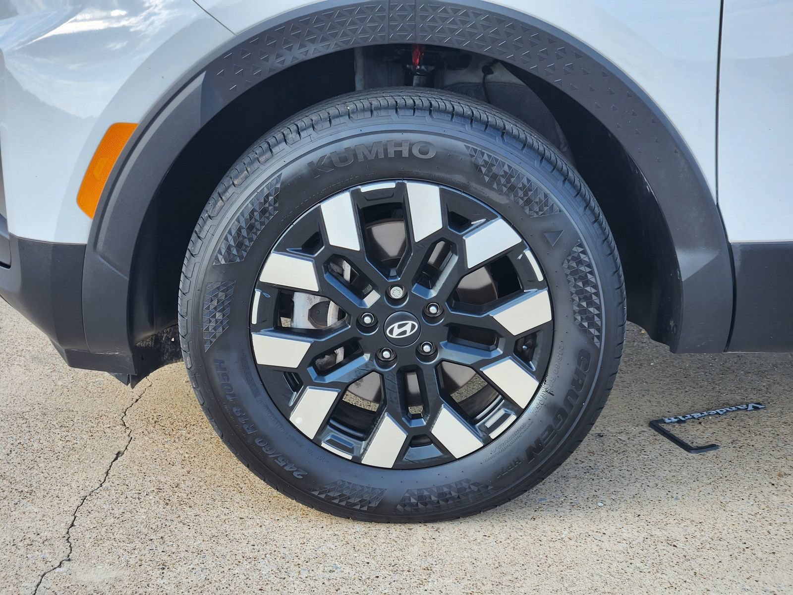 Used 2025 Hyundai Santa Cruz SE AWD/4WD image 18