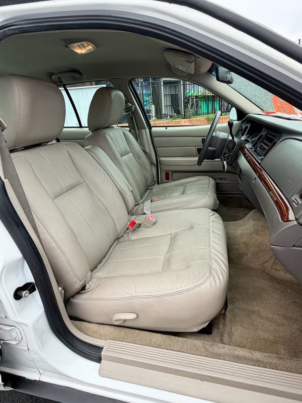 Used 2011 Ford Crown Victoria LX w/ Comfort Appearance Pkg RWD image 17