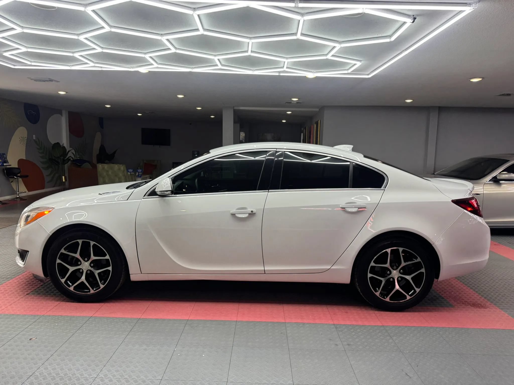 Used 2017 Buick Regal Sport Touring FWD image 4