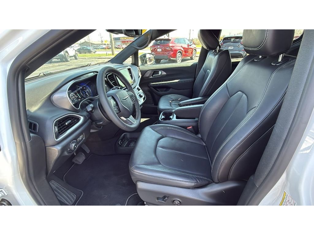 Used 2025 Chrysler Pacifica Select image 25