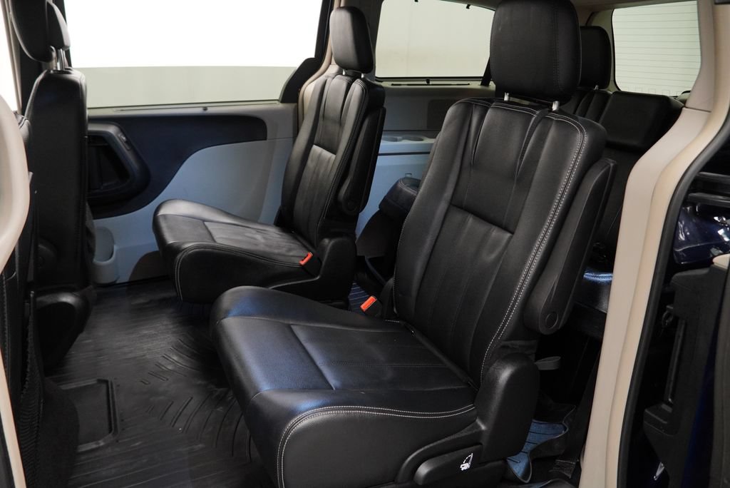 Used 2016 Chrysler Town & Country Touring w/ Driver Convenience Group FWD image 10