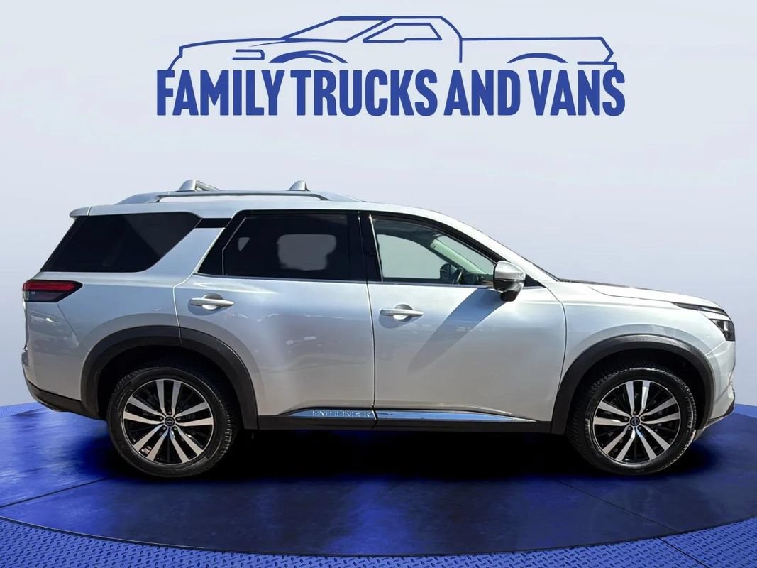 Used 2023 Nissan Pathfinder Platinum AWD/4WD image 6