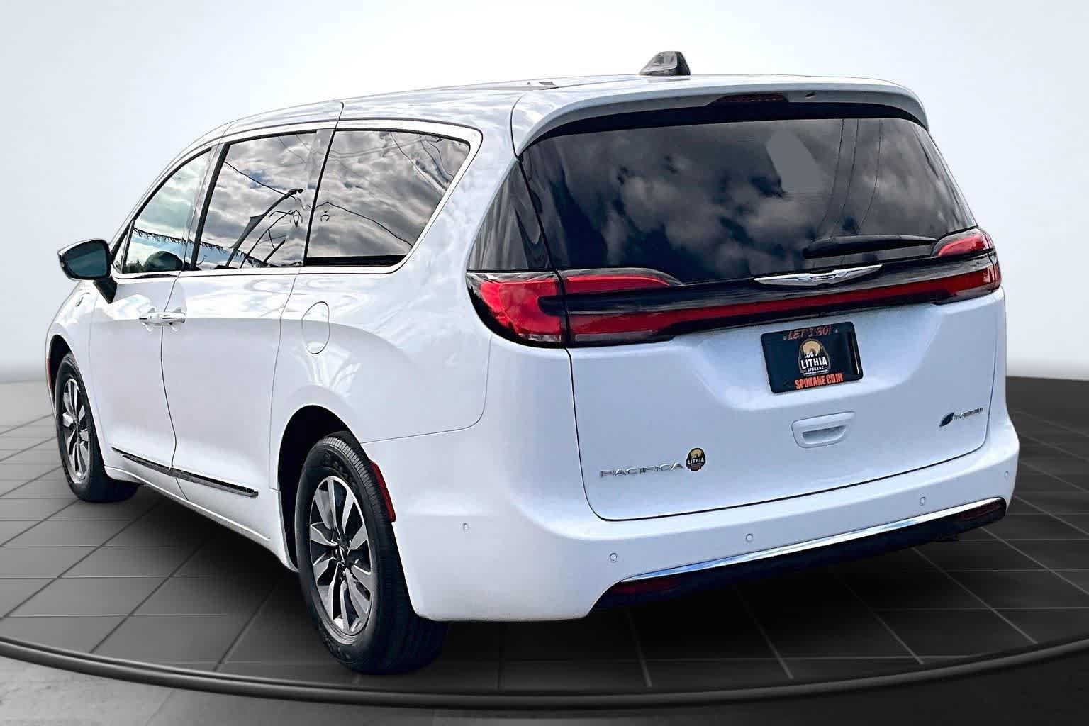 Used 2023 Chrysler Pacifica Limited FWD image 4