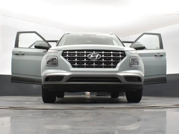 Used 2025 Hyundai Venue SEL image 11