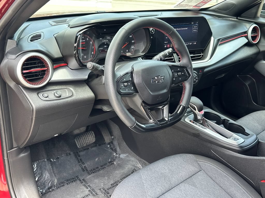 Used 2025 Chevrolet Trax RS w/ Sunroof Package FWD image 19