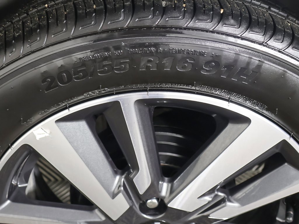 Used 2024 Nissan Versa SV w/ Trunk Package image 18