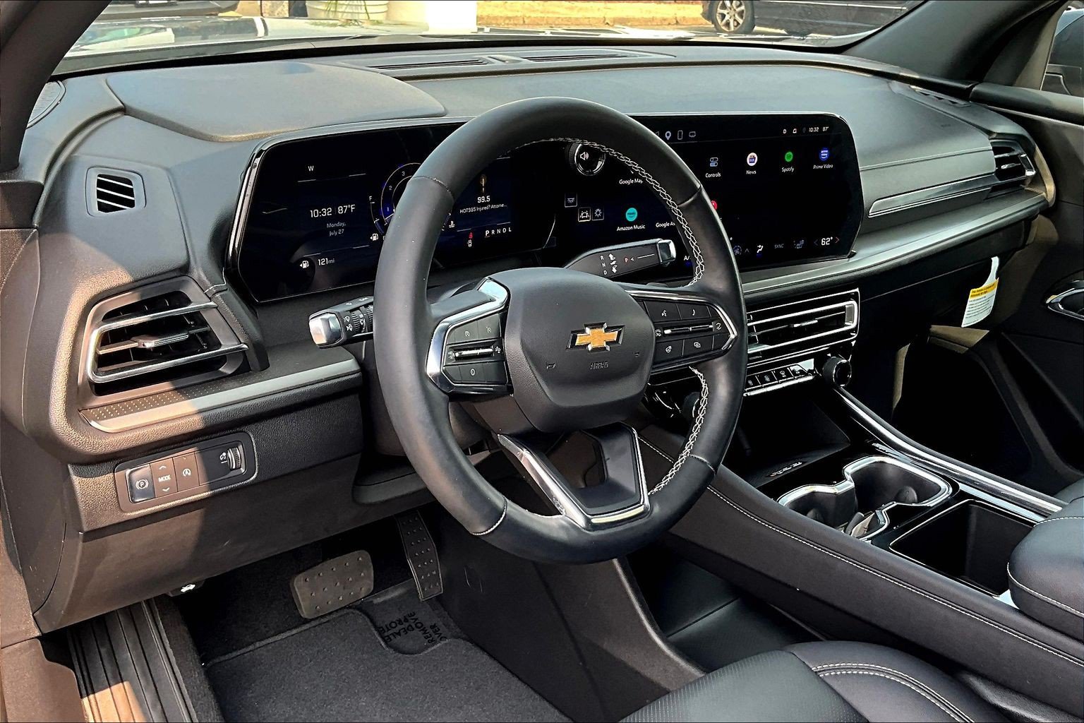 Used 2025 Chevrolet Traverse LT w/ Sun and Wheel Package FWD image 13