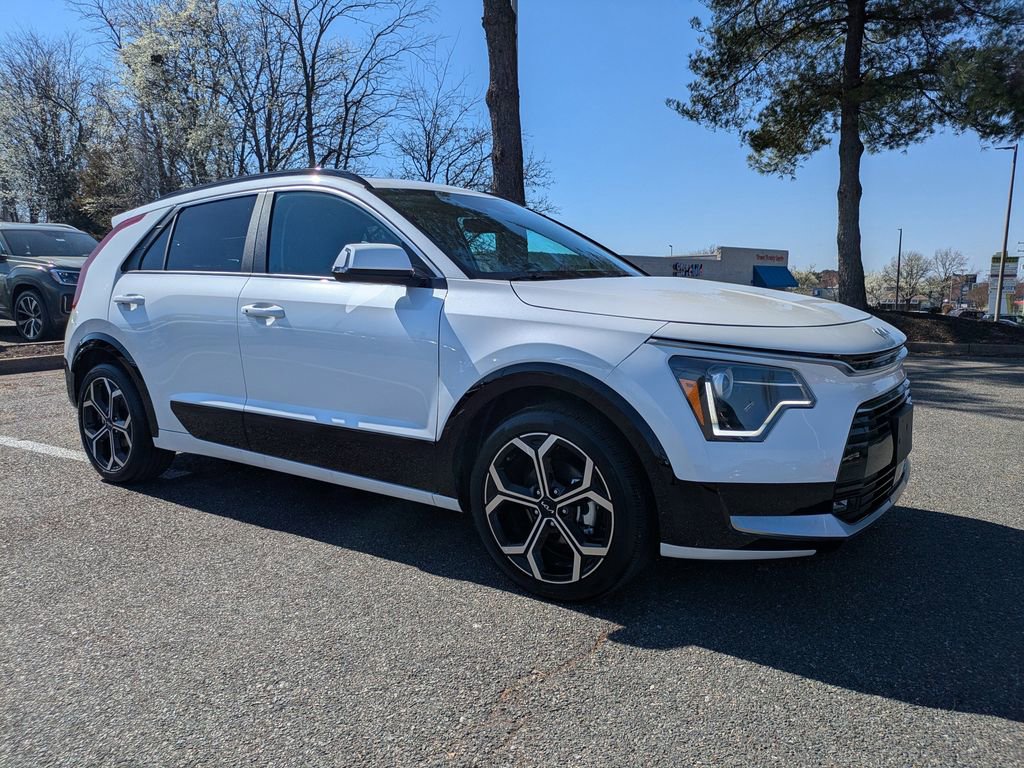 Used 2025 Kia Niro EX Touring image 2