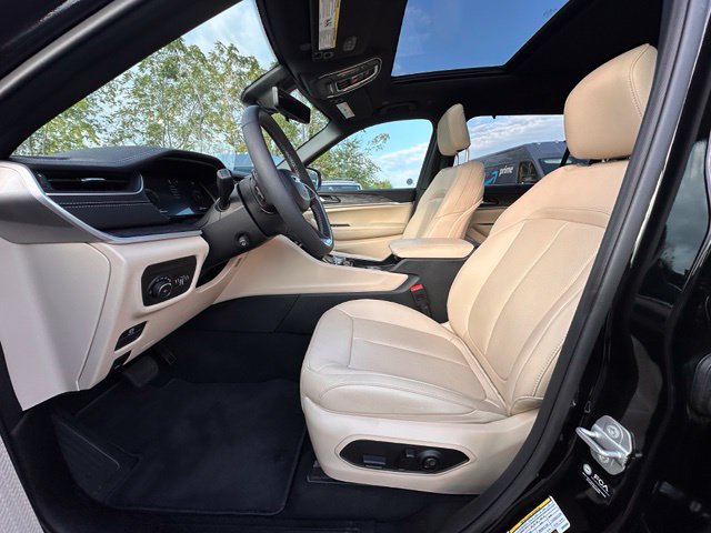 Used 2025 Jeep Grand Cherokee L Limited w/ Luxury Tech Group II AWD/4WD image 25
