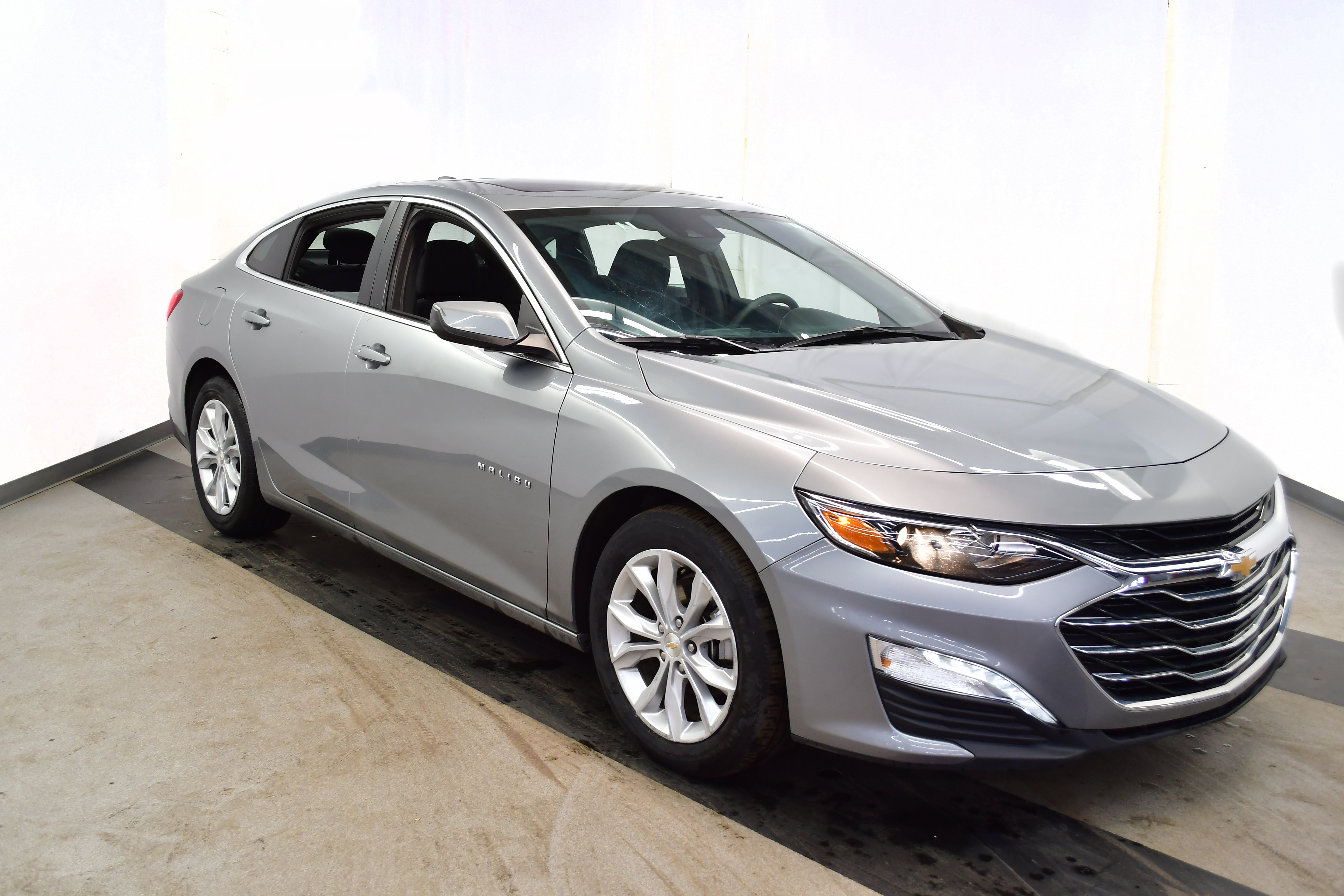 Used 2024 Chevrolet Malibu LT image 2