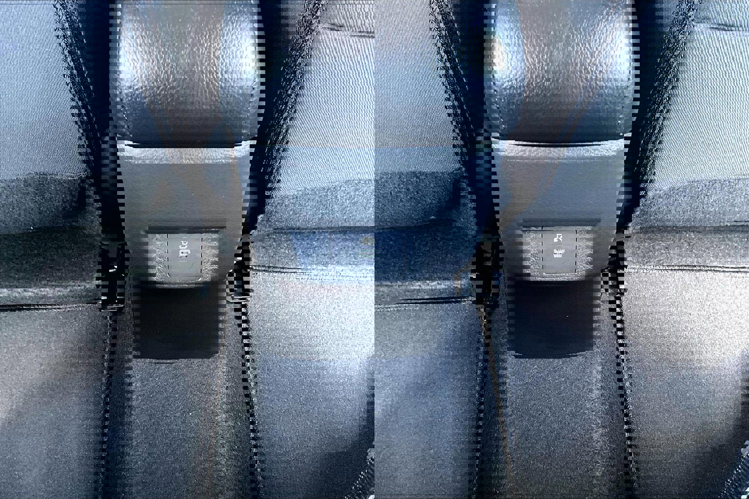 Used 2025 Nissan Versa SV w/ Trunk Package image 30