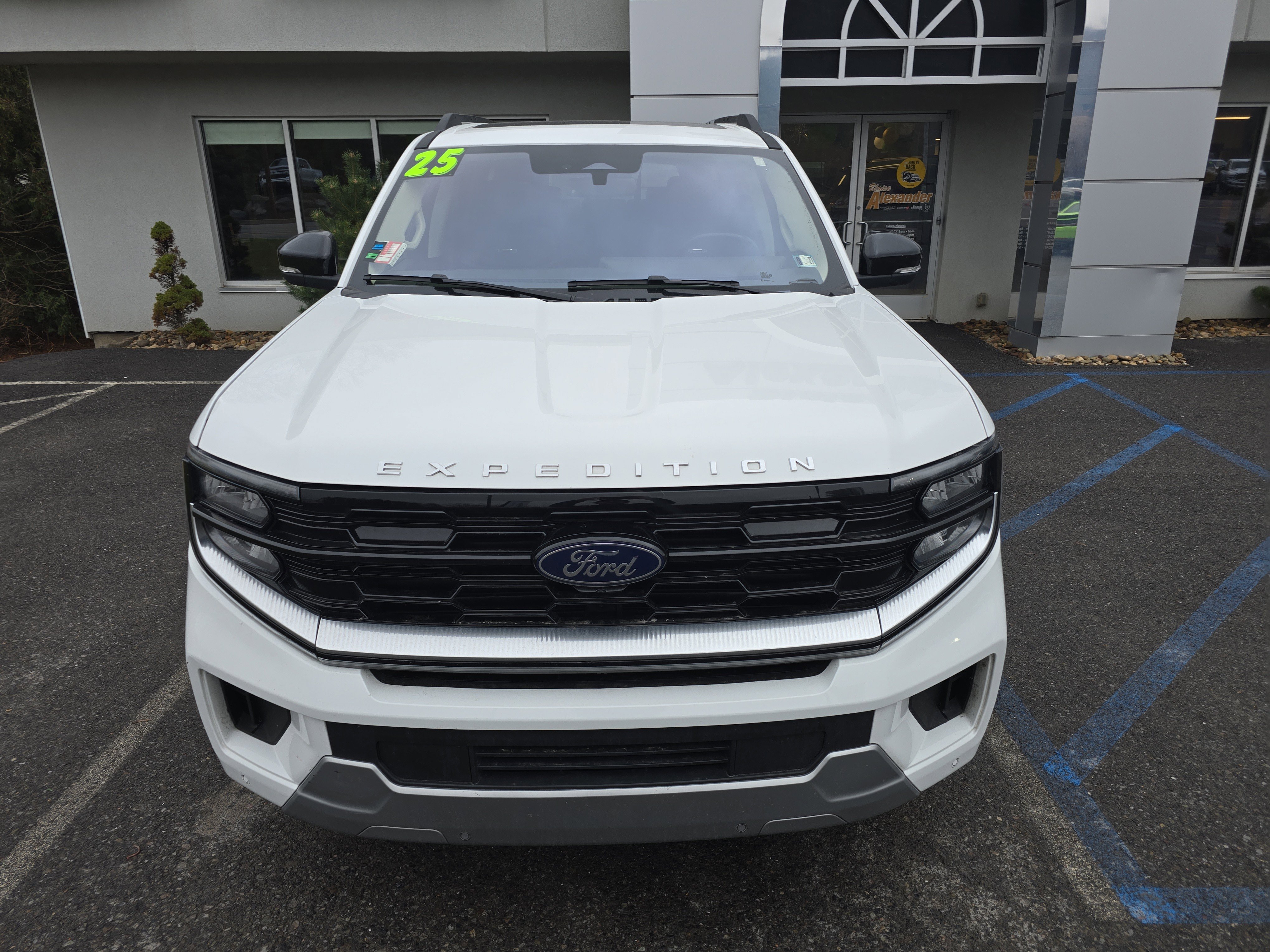 Used 2025 Ford Expedition Platinum image 9