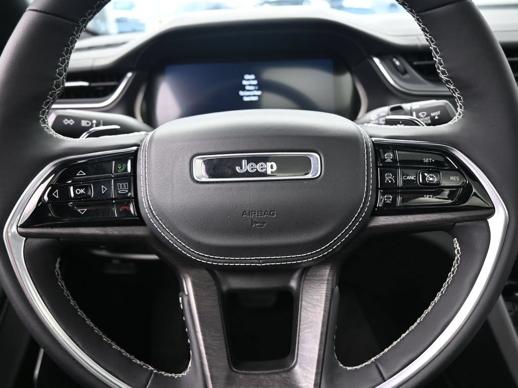 Used 2024 Jeep Grand Cherokee Overland w/ Luxury Tech Group IV AWD/4WD image 36