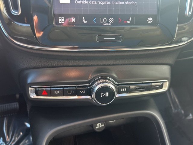 Certified 2025 Volvo XC40 B5 Plus AWD/4WD image 24