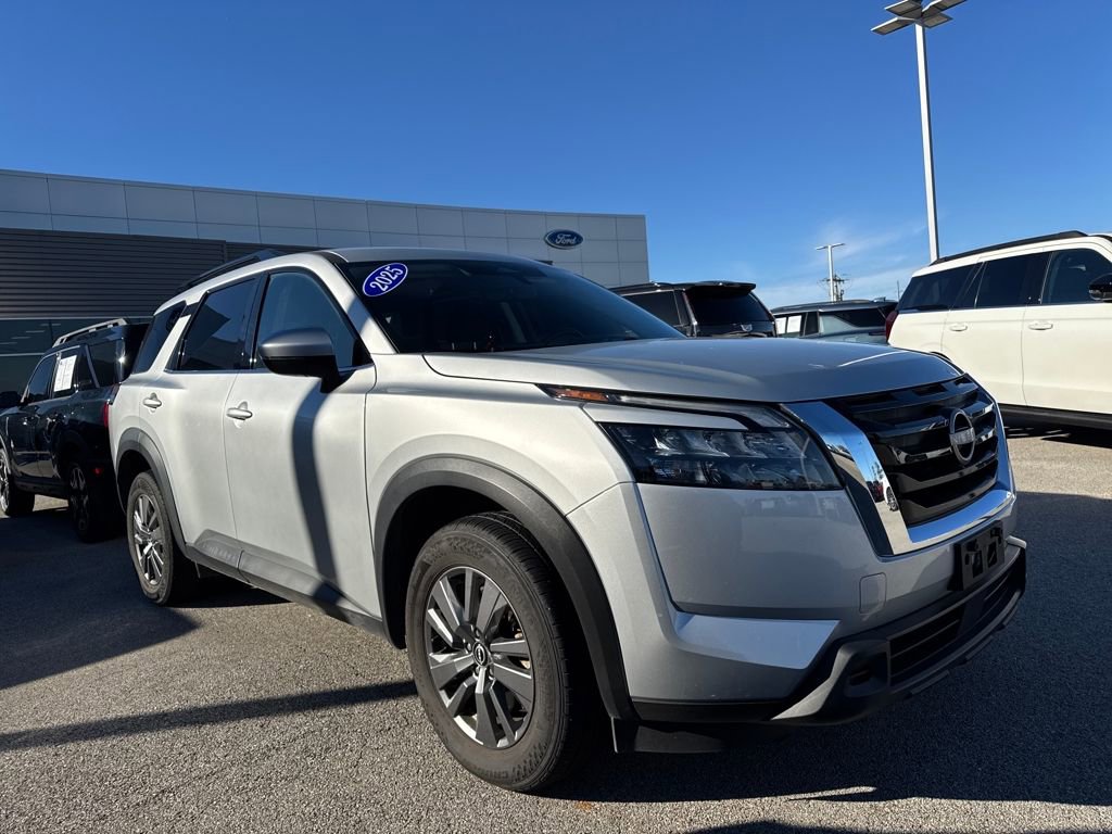 Used 2025 Nissan Pathfinder SV image 3