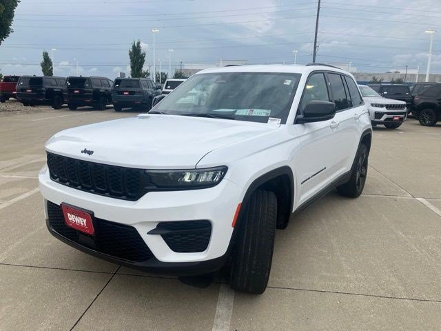 Used 2023 Jeep Grand Cherokee Altitude AWD/4WD image 3