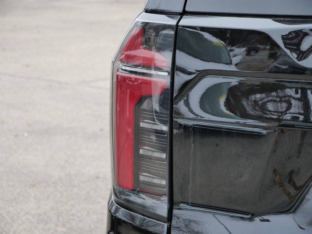 Used 2025 Chevrolet Suburban Z71 image 9