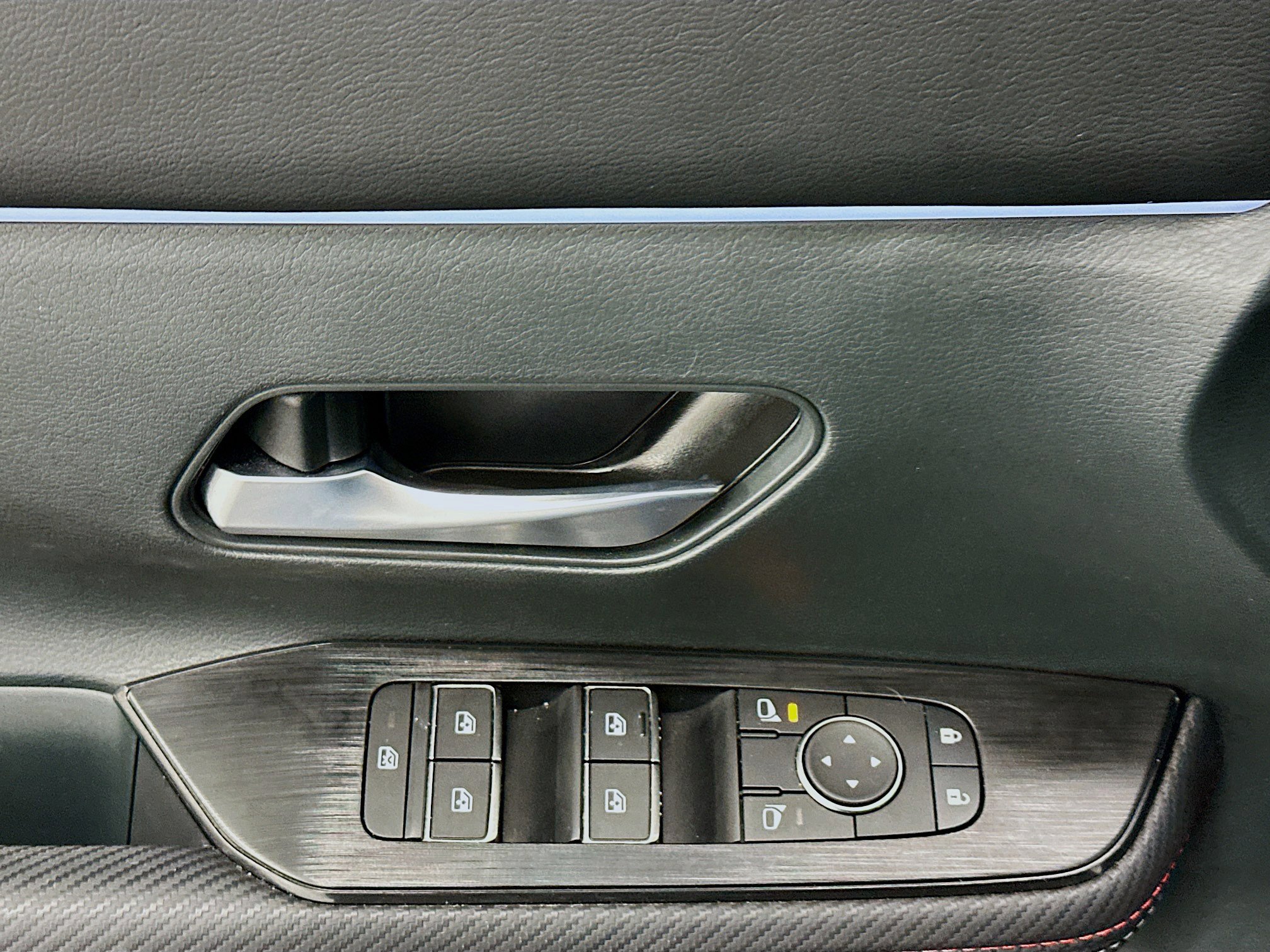 Used 2025 Nissan Kicks SR image 15