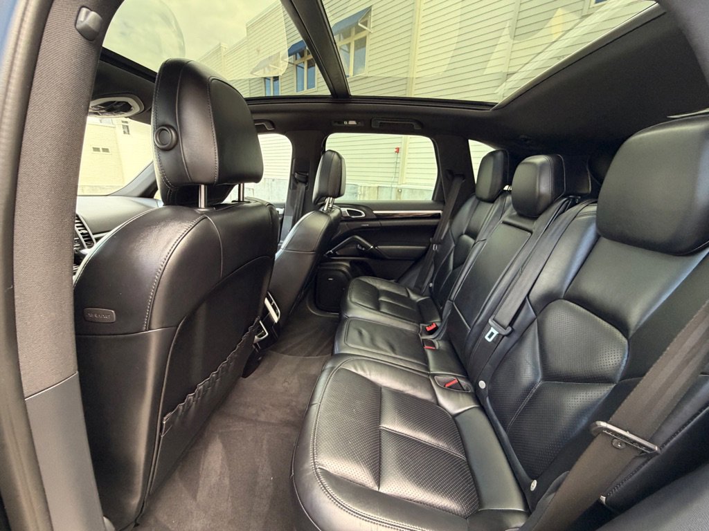 Used 2016 Porsche Cayenne w/ Premium Package AWD/4WD image 17