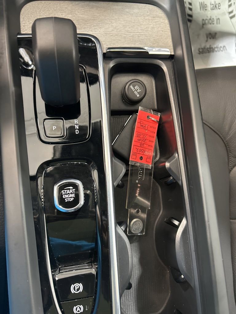 Used 2025 Volvo XC60 B5 Plus image 29