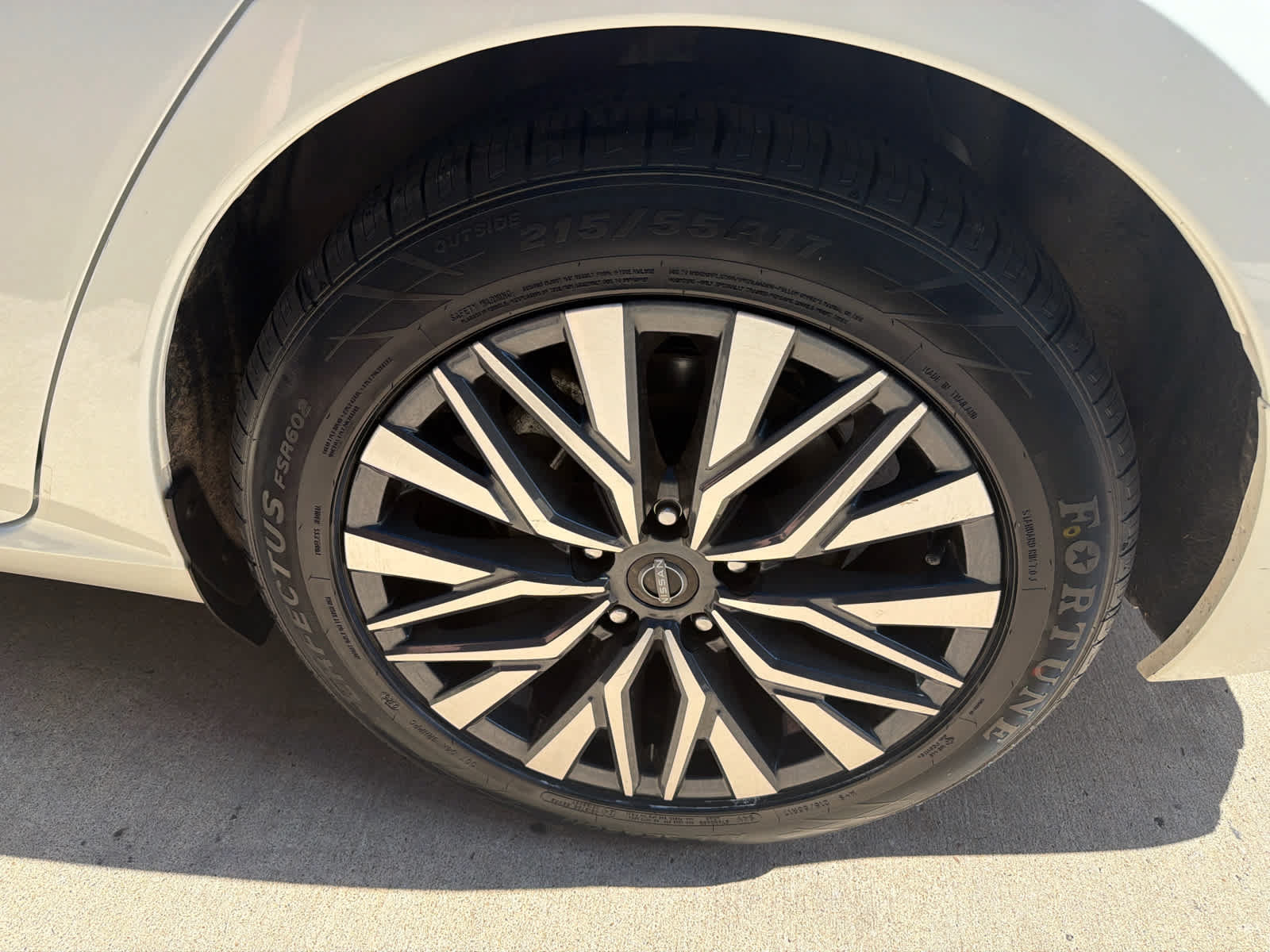 Used 2025 Nissan Altima 2.5 SV FWD image 12