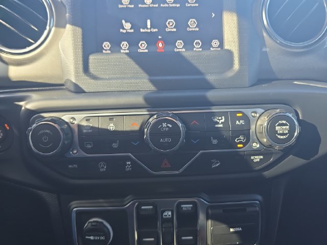 Used 2019 Jeep Wrangler Unlimited Sahara w/ Cold Weather Group AWD/4WD image 25