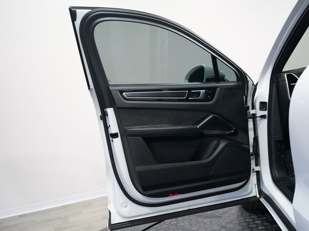 Used 2021 Porsche Cayenne GTS AWD/4WD image 10
