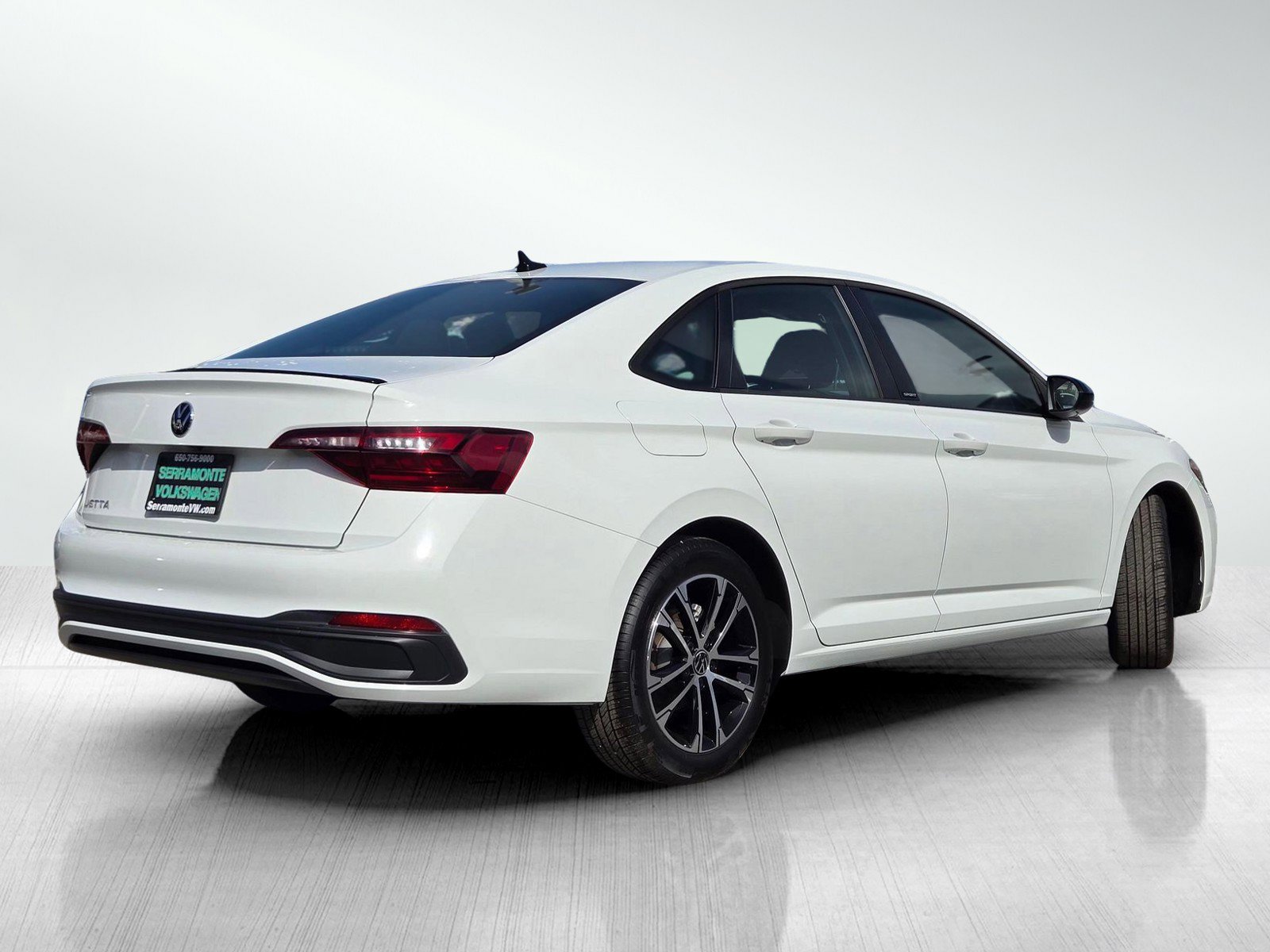 Used 2024 Volkswagen Jetta Sport image 4